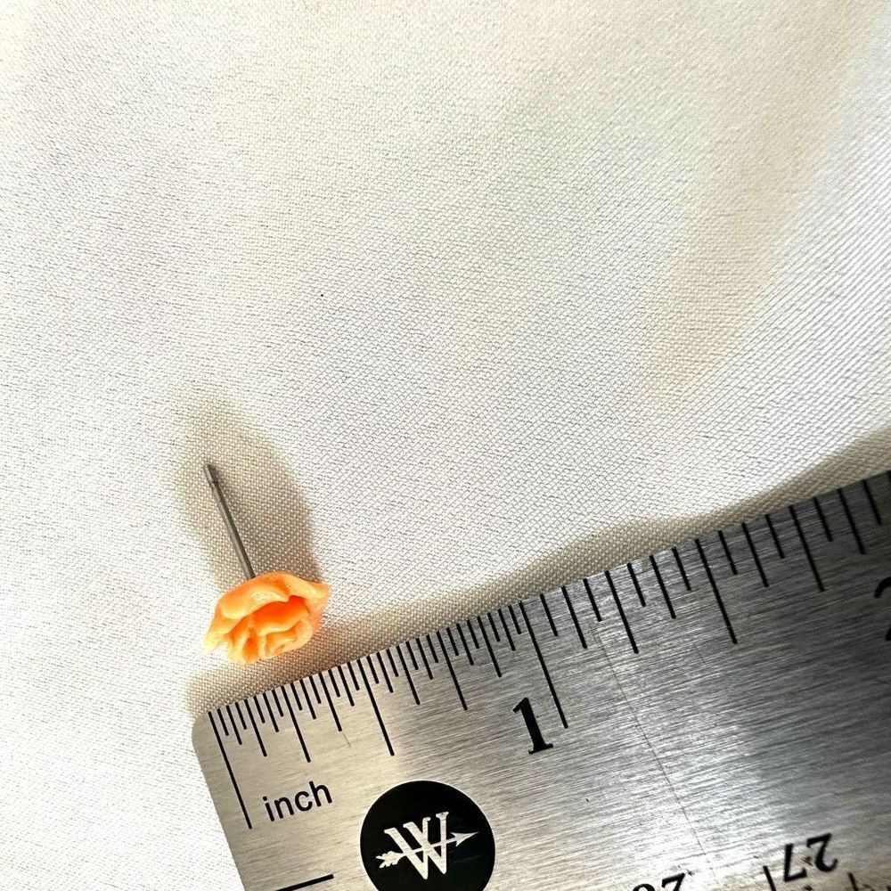 Small orange flower post earrings - Picture 3 of 7